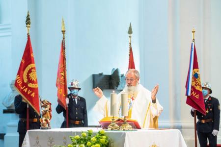 FOTO Na Florjanovo nedeljo blagoslov gasilskega vozila PGD Stična 6